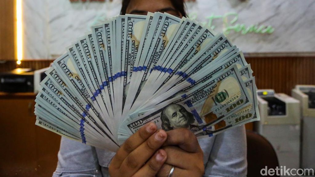 Dolar AS Makin Perkasa Dekati Rp 18.100